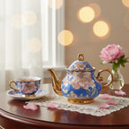Théière Anglaise en Porcelaine 900ml – Fleurs Dorées sur Bleu Royal