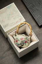 Théière Chinoise en Porcelaine Motif Pêches & Poignée Bambou – 210 ml