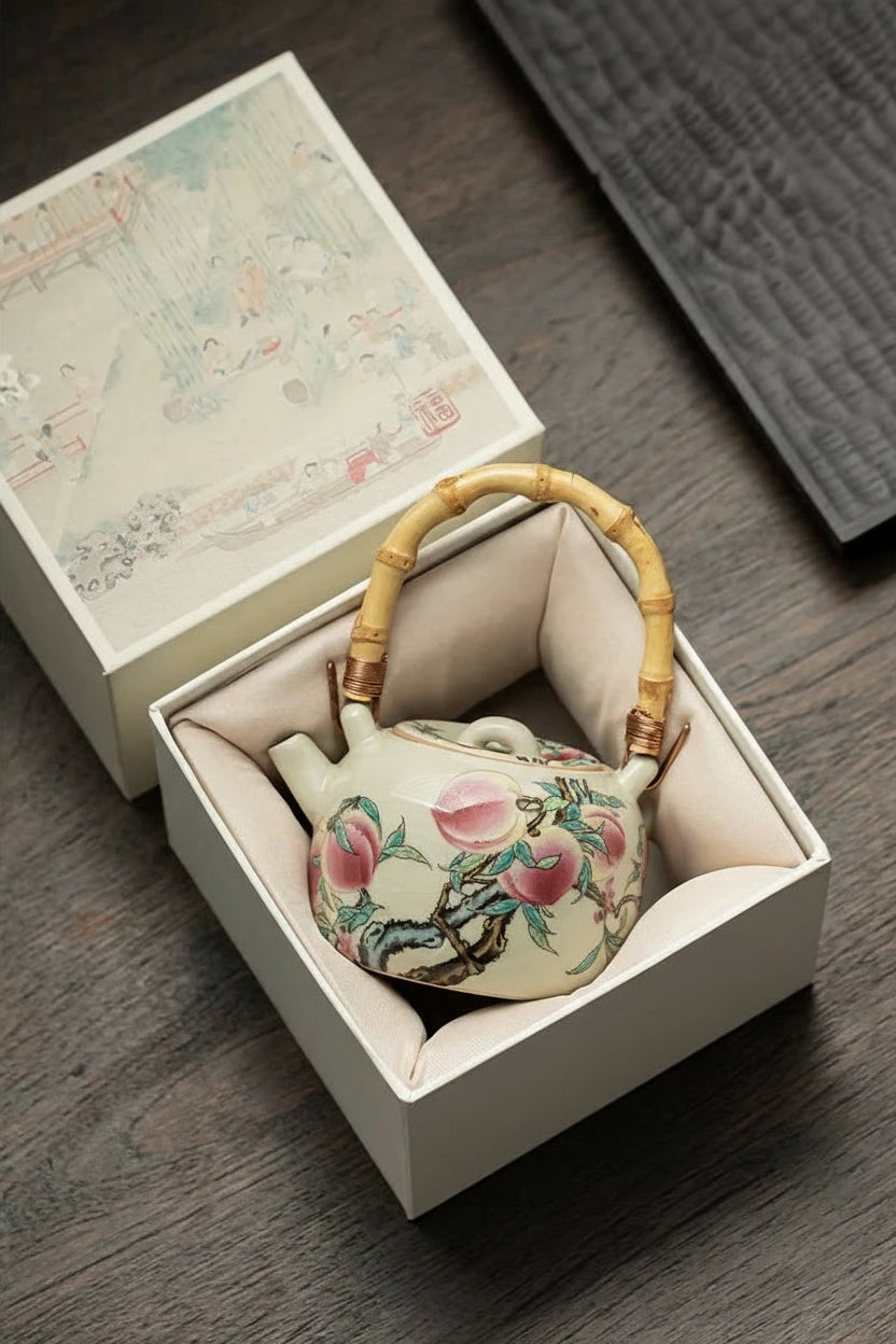 Théière Chinoise en Porcelaine Motif Pêches & Poignée Bambou – 210 ml