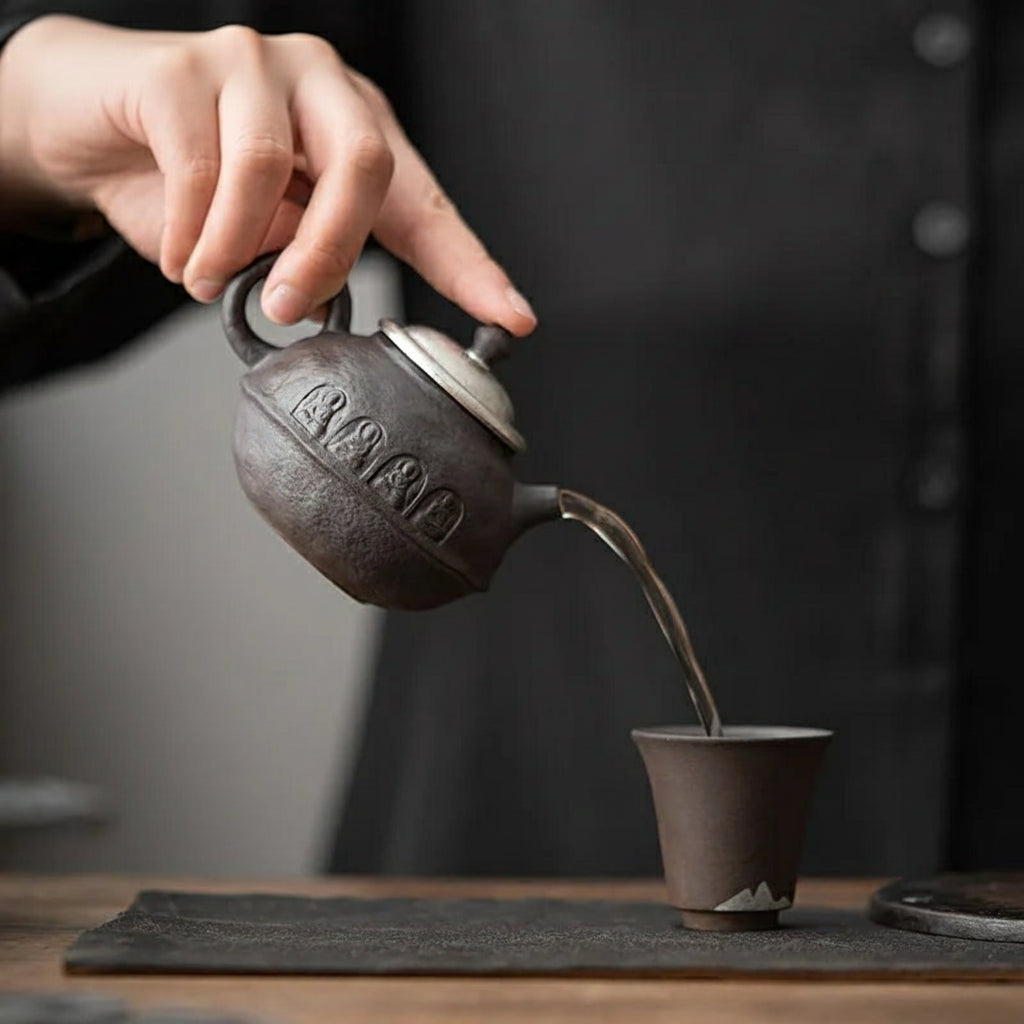 Théière Chinoise en Céramique Sombre Sculptée 160 ml