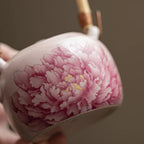 Théière Chinoise en Porcelaine Émaillée Poignée Bambou – Pivoine Rose 230 ml