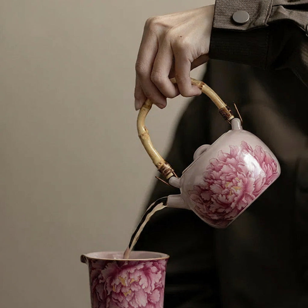 Théière Chinoise en Porcelaine Émaillée Poignée Bambou – Pivoine Rose 230 ml
