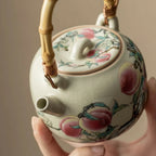 Théière Chinoise en Porcelaine Motif Pêches & Poignée Bambou – 210 ml