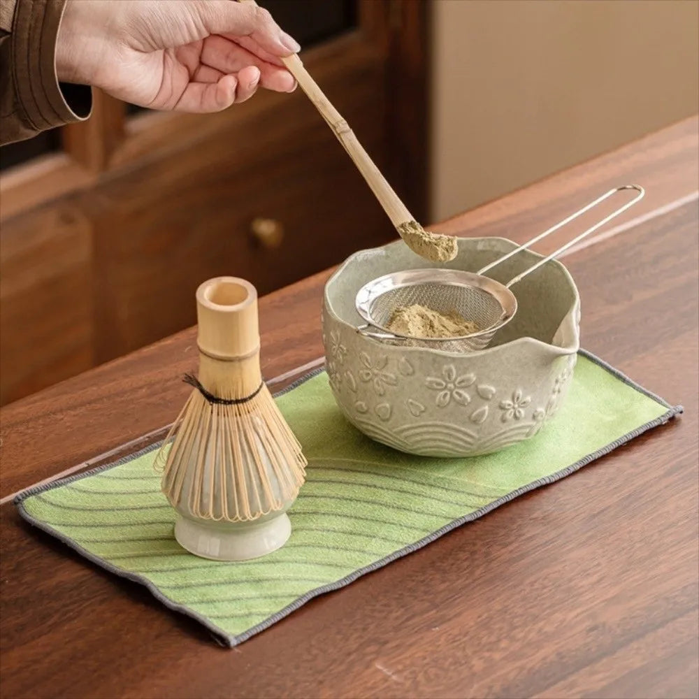 Set Matcha Sakura – Bol en Céramique Sculptée & Ustensiles Traditionnels (4 Pièces)