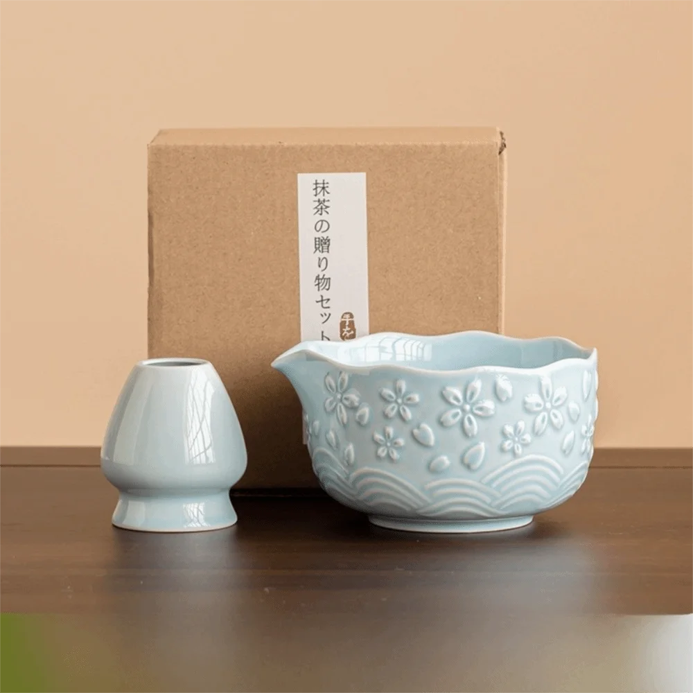 Duo matcha bleu pastel avec bol sculpté Sakura et porte-fouet assorti
