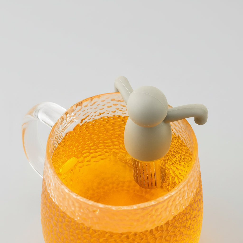 Filtre à thé personnage gris en silicone et inox – Route du Thé