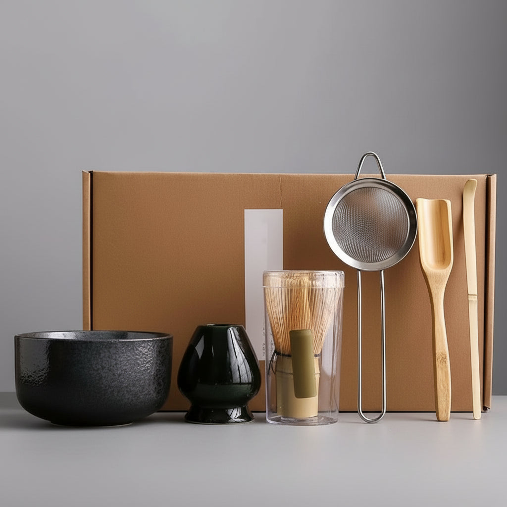 Coffret matcha noir lustré avec bol en céramique et ustensiles traditionnels en bambou