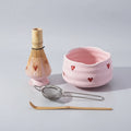Set matcha rose avec bol en céramique à motifs cœur, fouet en bambou et ustensiles traditionnels