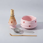 Set matcha rose avec bol en céramique à motifs cœur, fouet en bambou et ustensiles traditionnels