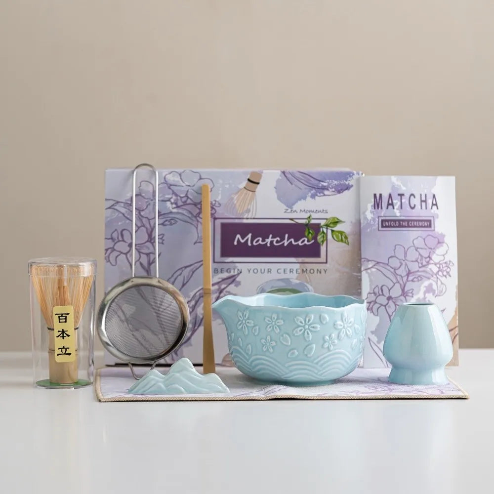 Set matcha bleu pastel avec bol sculpté Sakura et accessoires traditionnels