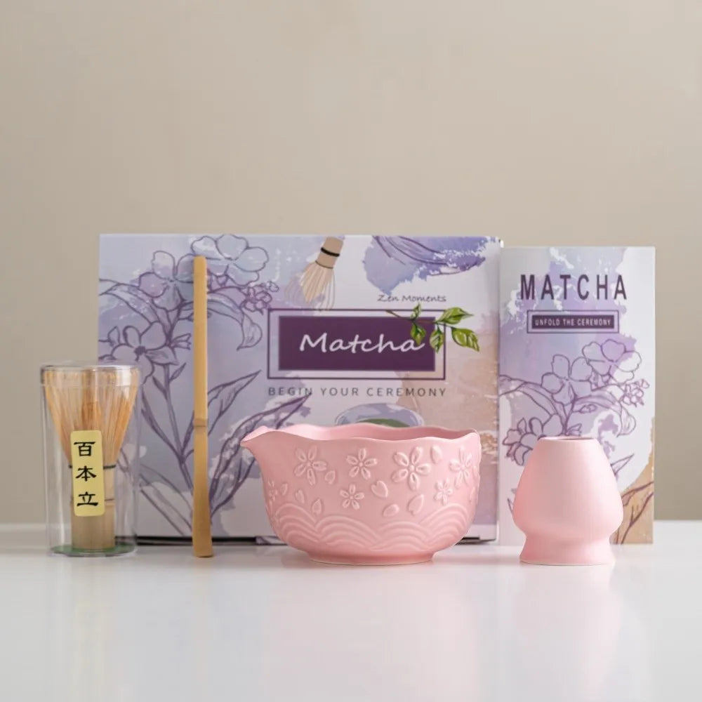 Set matcha 4 pièces rose avec bol Sakura, fouet en bambou, chashaku et porte-fouet