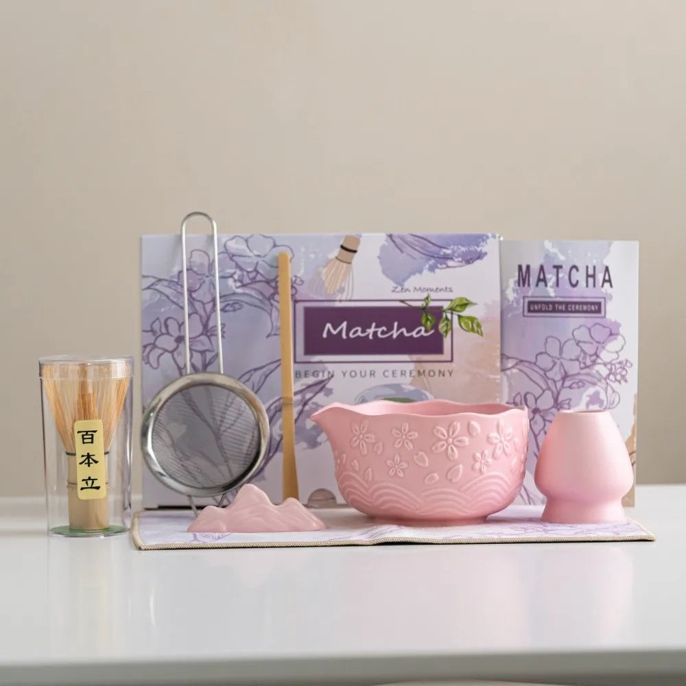 Set matcha rose Sakura avec bol à motifs fleuris et ustensiles en bambou