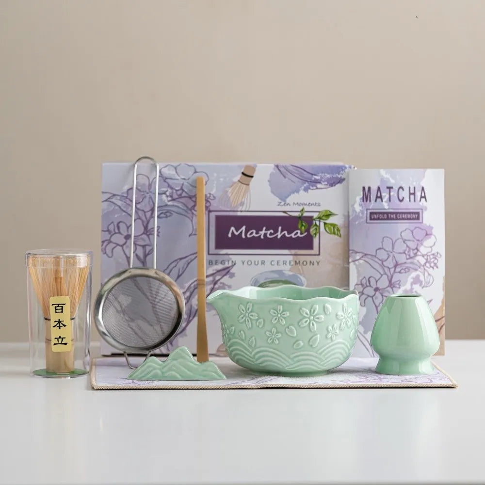 Set matcha vert Sakura avec bol fleuri en céramique, fouet bambou et tamis inox