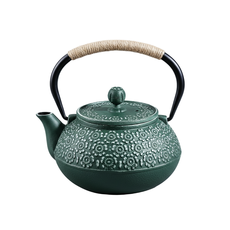 Tetsubin japonais en fonte verte 900 ml décoré du motif floral Hanabishi avec poignée en corde.
