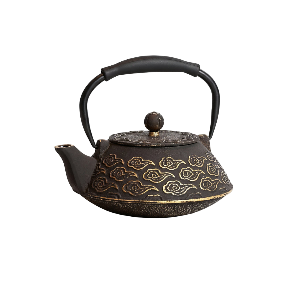 Tetsubin japonais en fonte 850 ml avec motifs Kumo dorés et poignée ergonomique.
