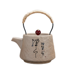 Théière chinoise artisanale en céramique texturée avec calligraphie noire et poignée tressée, 200 ml.
