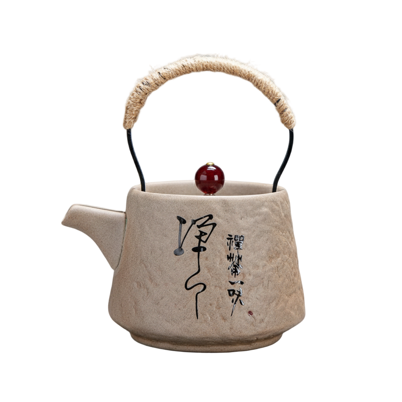 Théière chinoise artisanale en céramique texturée avec calligraphie noire et poignée tressée, 200 ml.
