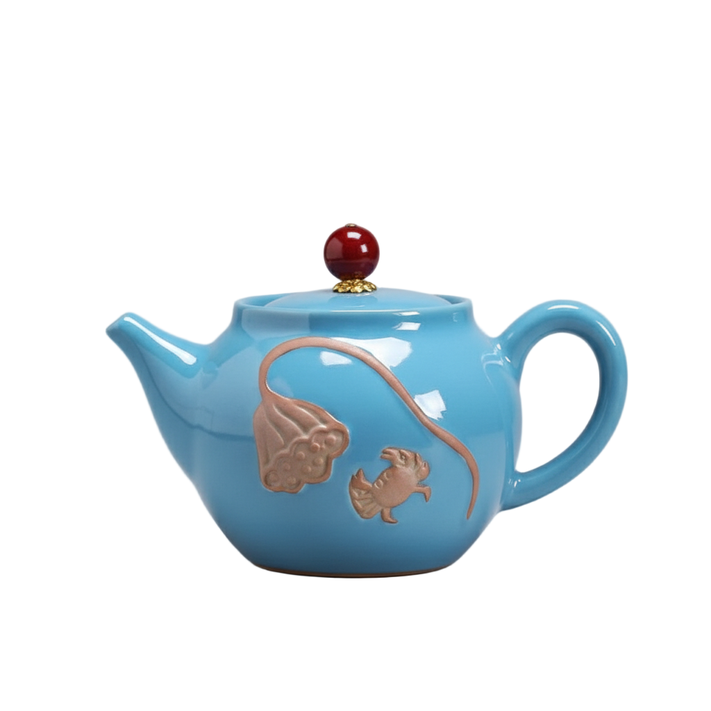Théière chinoise en porcelaine émaillée sculptée bleu clair, 270 ml, avec motifs en relief et couvercle décoratif.