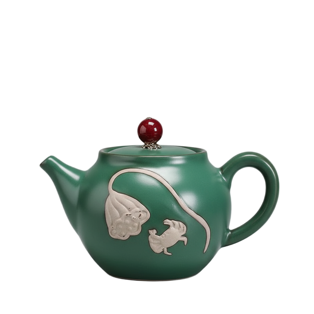 Théière chinoise en porcelaine émaillée sculptée verte, 270 ml, avec motifs en relief et couvercle décoratif.