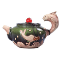 Théière japonaise en céramique verte avec motif carpe koi sculpté, 210 ml, vue de face.