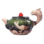 Théière japonaise en céramique verte avec motif carpe koi sculpté, 210 ml, vue de face.
