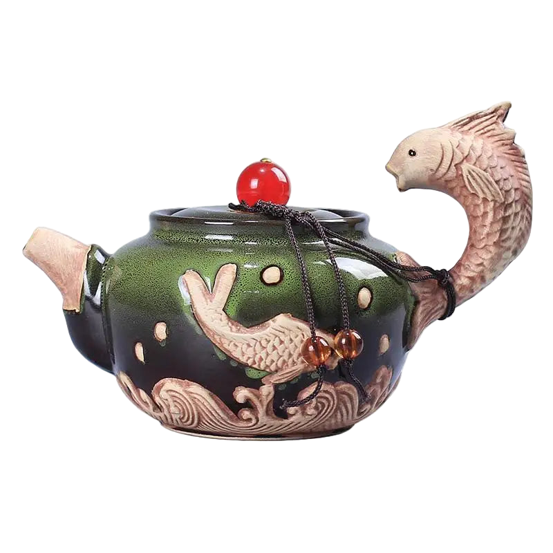 Théière japonaise en céramique verte avec motif carpe koi sculpté, 210 ml, vue de face.