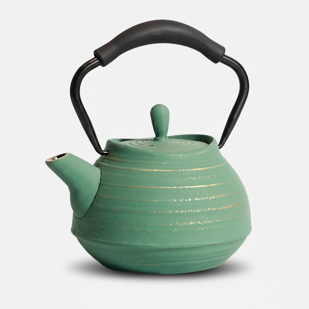 Théière japonaise en fonte 650 ml avec surface texturée et poignée ergonomique, disponible en plusieurs coloris.