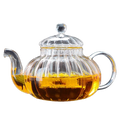 Théière en verre style anglais, 600 ml, parois striées et infusion visible.